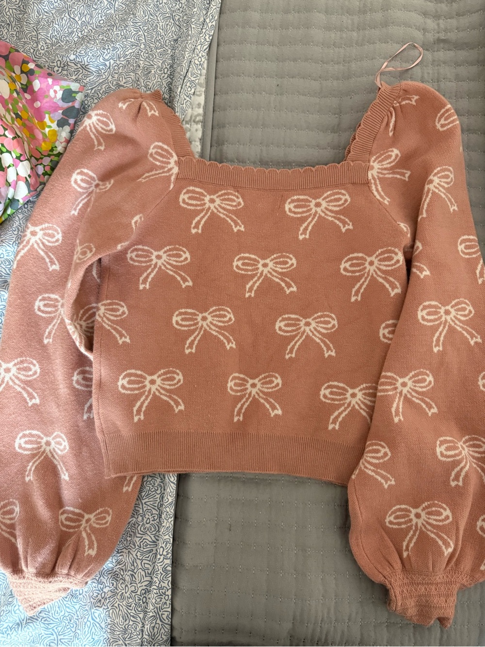 Dusty Rose Bow-Pattern Women's Sweater - Brand Unspecified